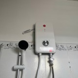 Máy tắm nước nóng trực tiếp Rheem RH-688E WT màu trắng, không bơm