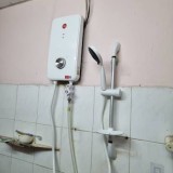 Máy tắm nước nóng trực tiếp Rheem RH-688EPi WT màu trắng, có bơm