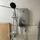 Máy tắm nước nóng trực tiếp Rheem RH-688EPi SV màu bạc, có bơm